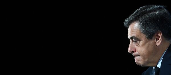 French presidential election candidate for the right-wing Les Republicains (LR) party Francois Fillon delivers a speech to present his programm during a campaign meeting in Aubervilliers, outside Paris, on March 4, 2017. - Sputnik Afrique