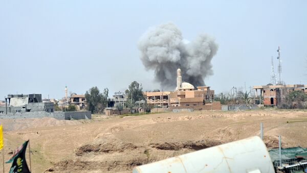Smoke rises during clashes between Islamic state militants and the Iraqi army in Tikrit March 28, 2015 - Sputnik Afrique