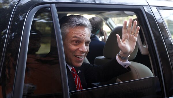 Republican presidential candidate and former Utah Gov. Jon Huntsman waves as he is driven away from a campaign stop in Charleston, S.C. Huntsman (File) - Sputnik Afrique