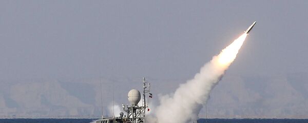 Iranian navy fires a Mehrab missile during the Velayat-90 naval wargames in the Strait of Hormuz in southern Iran (file) - Sputnik Afrique