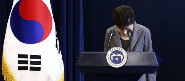 (FILES) This file photo taken on November 29, 2016 shows South Korea's President Park Geun-Hye bows during an address to the nation, at the presidential Blue House in Seoul. (FILES) This file photo taken on November 29, 2016 shows South Korea's President Park Geun-Hye bows during an address to the nation, at the presidential Blue House in Seoul. - Sputnik Afrique