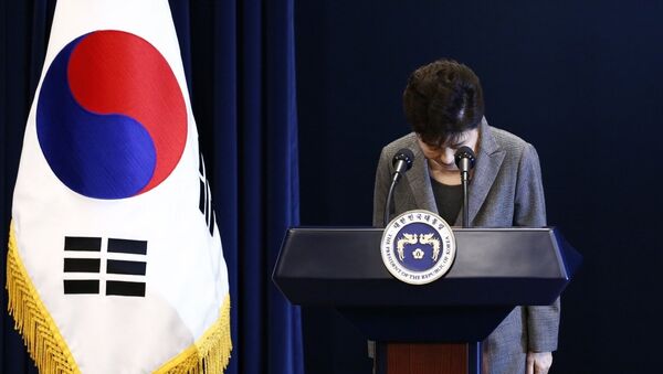 (FILES) This file photo taken on November 29, 2016 shows South Korea's President Park Geun-Hye bows during an address to the nation, at the presidential Blue House in Seoul. - Sputnik Afrique