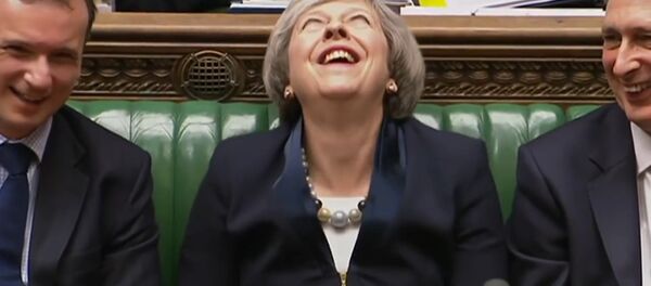 Watch: British PM Theresa May laughs 'like a supervillain' at PMQs - Sputnik Afrique