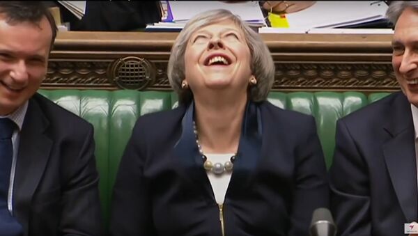 Watch: British PM Theresa May laughs 'like a supervillain' at PMQs - Sputnik Afrique