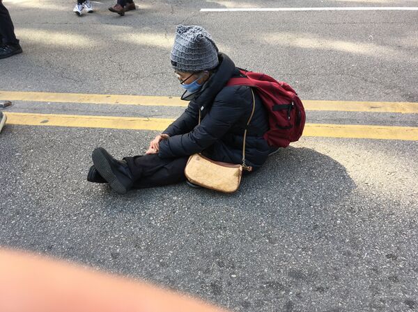 Un vieillard coréen assis sur l’asphalte froid - Sputnik Afrique