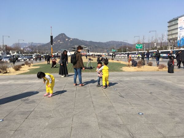 des enfants jouer et rire devant le palais de Gyeongbokgung - Sputnik Afrique