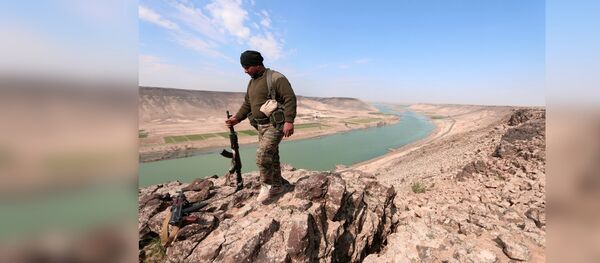 A Syrian Democratic Forces (SDF) fighter poses for a picture near Euphrates River, north of Raqqa city, Syria March 8, 2017 - Sputnik Afrique