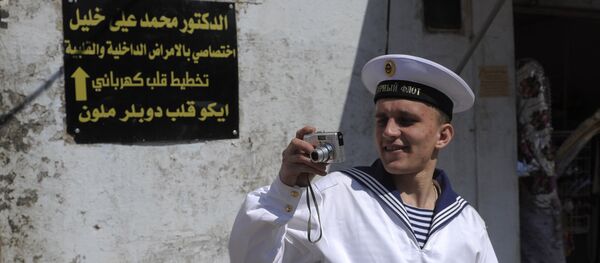 Un marin du croiseur russe Piotr Veliki lors d'une escale à Tartous - Sputnik Afrique