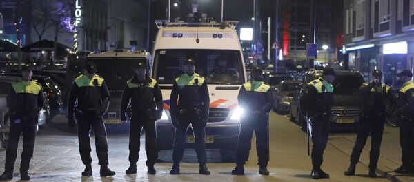La police néérlandaise bloque les rues avant l'arrivée de Fatma Betül Sayan Kaya - Sputnik Afrique