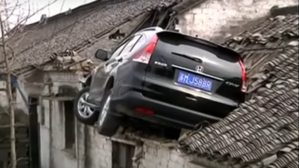 Une voiture atterrit sur le toit d'une maison en Chine - Sputnik Afrique