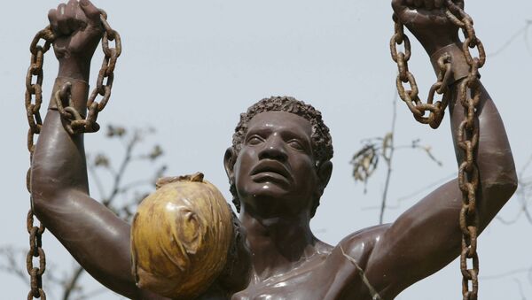 Photo shows the liberation from slavery statue 05 May 2006 in a street leading to the House of Slaves on Goree Island, just off Dakar, where thousands of African slaves were sent to the Americas - Sputnik Afrique