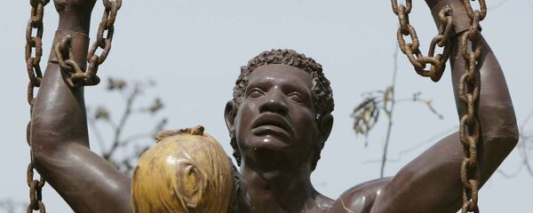 Photo shows the liberation from slavery statue 05 May 2006 in a street leading to the House of Slaves on Goree Island, just off Dakar, where thousands of African slaves were sent to the Americas - Sputnik Afrique