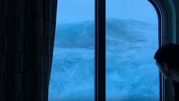 Au milieu de la tempête: un navire de croisière affronte des vagues géantes (Vidéo) - Sputnik Afrique