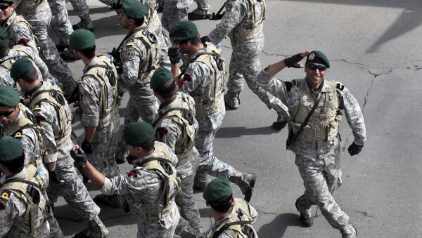 An Iranian army soldier salutes during a parade marking National Army Day, in front of the mausoleum of the late revolutionary founder Ayatollah Khomeini, just outside Tehran, Iran, Thursday, April 18, 2013. - Sputnik Afrique