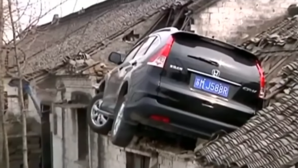 Un Chinois stationne sa voiture… sur le toit d’une maison - Sputnik Afrique
