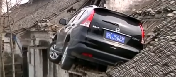 Un Chinois stationne sa voiture… sur le toit d’une maison - Sputnik Afrique