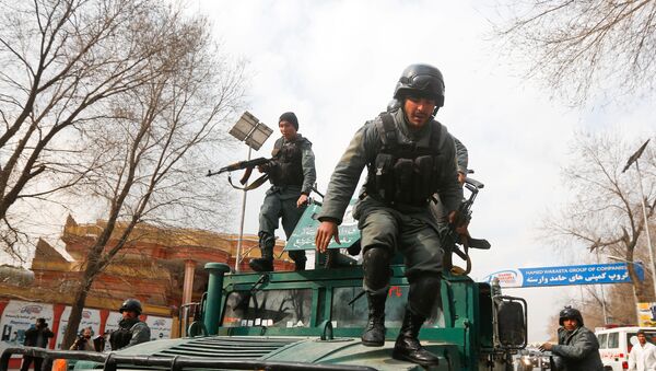 Afghan policemen arrive at the site of a blast and gunfire at a military hospital in Kabul - Sputnik Afrique