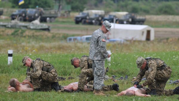 Un militaire américain enseigne aux soldats ukrainiens comment donner une aide médicale d'urgence - Sputnik Afrique