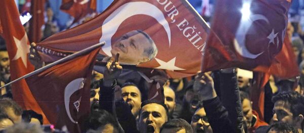 Des manifestants turcs à Rotterdam, Pays-Bas, le 11 mars 2017 - Sputnik Afrique