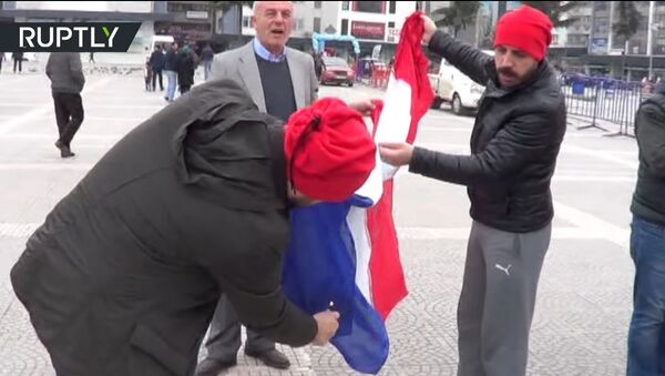 Des manifestants turcs confondent des drapeaux et brûlent le français - Sputnik Afrique