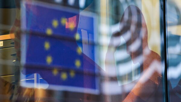 Reflection of the EU flag in a window of a building in Brussels. (File) - Sputnik Afrique