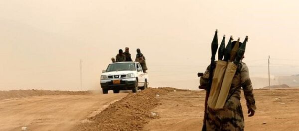Kurdish Peshmerga fighters drive at the front line during a battle with Islamic State militants at Topzawa village near Bashiqa, near Mosul, Iraq, October 24, 2016. - Sputnik Afrique
