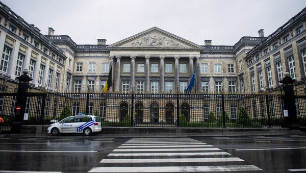 A police car is parked in front of the Belgian Federal Parliament building in Brussels on September 23, 2015 after it was evacuated earlier in the morning due to a bomb alert. - Sputnik Afrique