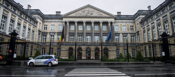 A police car is parked in front of the Belgian Federal Parliament building in Brussels on September 23, 2015 after it was evacuated earlier in the morning due to a bomb alert. - Sputnik Afrique