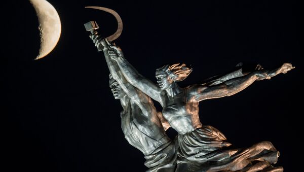 Le monument de l'Ouvrier et la Kolkhozienne à Moscou et la Lune - Sputnik Afrique