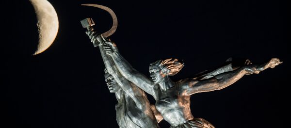 Le monument de l'Ouvrier et la Kolkhozienne à Moscou et la Lune - Sputnik Afrique
