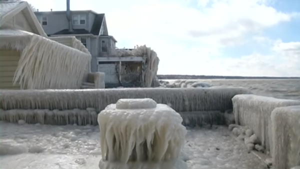 COLD WEATHER in New York Left a House COMPLETELY FROZEN and COVERED in ICE - Sputnik Afrique
