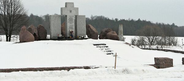 Pomnik pomordowanych Polaków w Hucie Pieniackiej - Sputnik Afrique