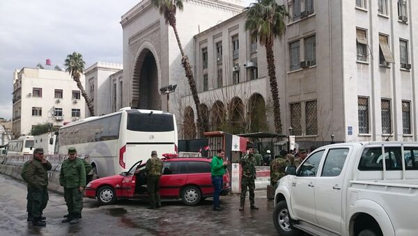 Syrian security forces cordon off the area following a reported suicide bombing at the old palace of justice building in Damascus on March 15, 2017. - Sputnik Afrique