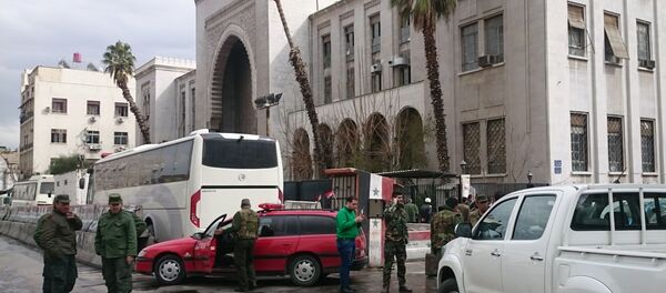 Syrian security forces cordon off the area following a reported suicide bombing at the old palace of justice building in Damascus on March 15, 2017. - Sputnik Afrique