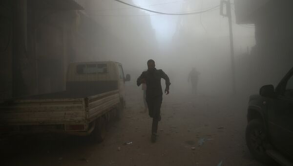 Men run at a site hit by airstrikes in the rebel held besieged Douma neighbourhood of Damascus, Syria - Sputnik Afrique