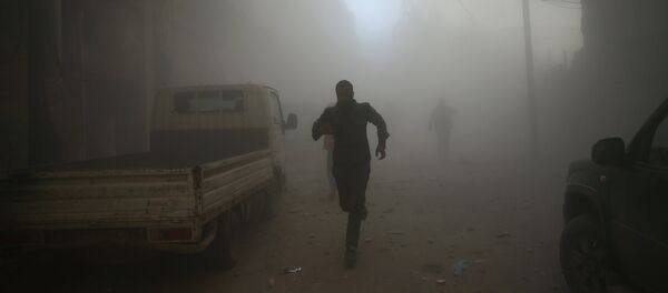Men run at a site hit by airstrikes in the rebel held besieged Douma neighbourhood of Damascus, Syria - Sputnik Afrique