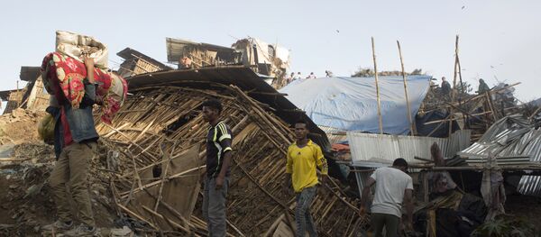 People move their belongings on March 12, 2017 after dwellings built near the main landfill of Addis Ababa on the outskirts of the city were damaged in a landslide that left at least 30 people dead. - Sputnik Afrique