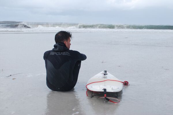 Ezequiel Martel se prépare pour surfer - Sputnik Afrique