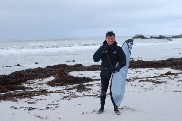 Ezequiel Martel se prépare pour surfer - Sputnik Afrique