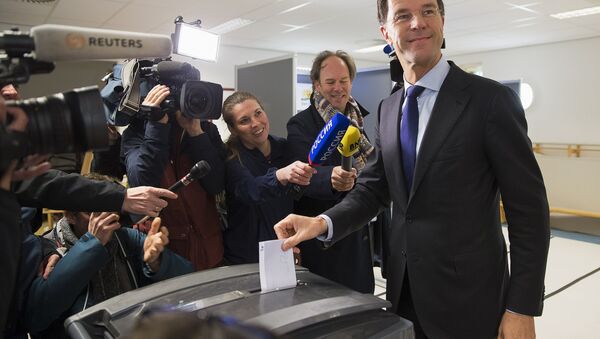 Der niederländische Regierungschef Mark Rutte gibt seine Stimme beim Ukraine-Referendum ab - Sputnik Afrique