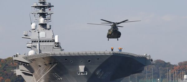 Un hélicoptère atterit à bord du destroyer porte-hélicoptère de la marine japonaise Izumo - Sputnik Afrique