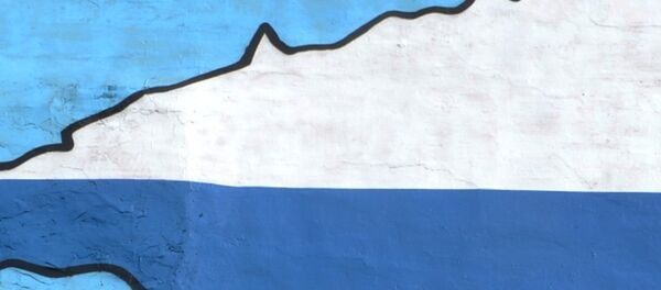 Pedestrians walk past an wall painting depicting a map of Crimean peninsula bearing the colours of Russia's national flag in Moscow, on March 31, 2014. - Sputnik Afrique