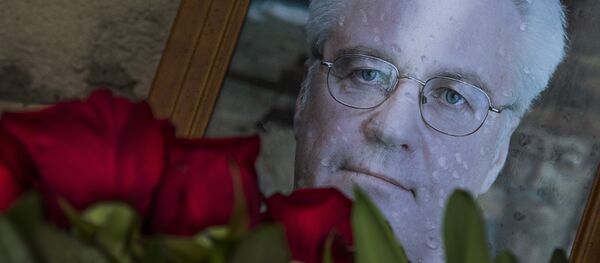 Flowers are placed by a portrait of the late Russian Ambassador to the United Nations Vitaly Churkin, outside the Foreign Ministry headquarters in Moscow, Russia, Tuesday, Feb. 21, 2017. - Sputnik Afrique