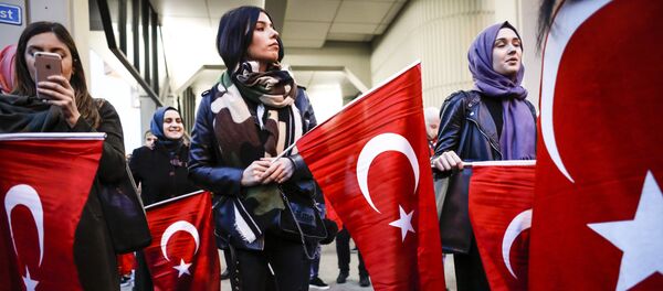 Dutch Turkish demonstrators hold Turkish flags as they gather outside the Turkish consulate in Rotterdam, on March 11, 2017 after Netherlands refused Turkish Foreign Minister Mevlut Cavusoglu permission to land for a rally to gather support for a referendum on boosting Turkish president Erdogan's powers. - Sputnik Afrique