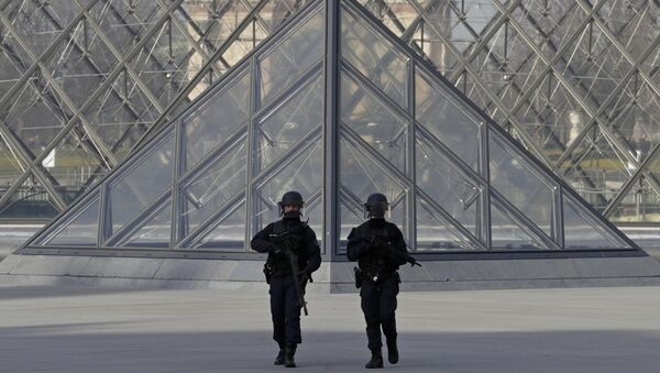 Les policiers près du Louvre - Sputnik Afrique