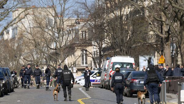 French Police officers and members of the Research and INtervention Brigade with sniffer dogs work at the scene outside the Paris offices of the International Monetary Fund (IMF) on March 16, 2017 in Paris - Sputnik Afrique