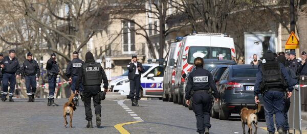 French Police officers and members of the Research and INtervention Brigade with sniffer dogs work at the scene outside the Paris offices of the International Monetary Fund (IMF) on March 16, 2017 in Paris - Sputnik Afrique