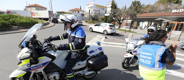 Police officers coordinate operations near the Tocqueville high school in Grasse, southwestern France, after a shooting occured in the school on March 16, 2017. - Sputnik Afrique
