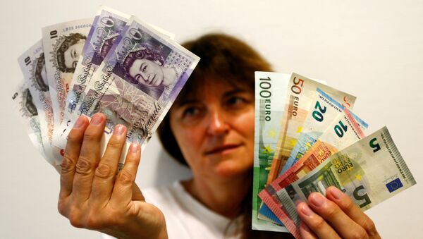 An employee holds British pounds and Euro banknotes in a bank at the main train station in Munich, Germany, June 24, 2016 after Britain voted to leave the European Union in the EU BREXIT referendum - Sputnik Afrique