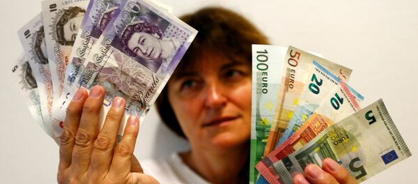 An employee holds British pounds and Euro banknotes in a bank at the main train station in Munich, Germany, June 24, 2016 after Britain voted to leave the European Union in the EU BREXIT referendum An employee holds British pounds and Euro banknotes in a bank at the main train station in Munich, Germany, June 24, 2016 after Britain voted to leave the European Union in the EU BREXIT referendum - Sputnik Afrique